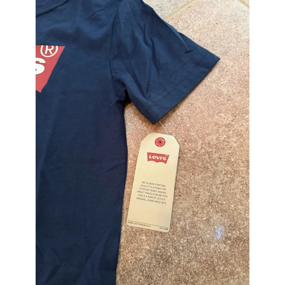 Boys Levi's Navy Short Sleeve Graphic T-Shirt Size Medium NWT Back to School